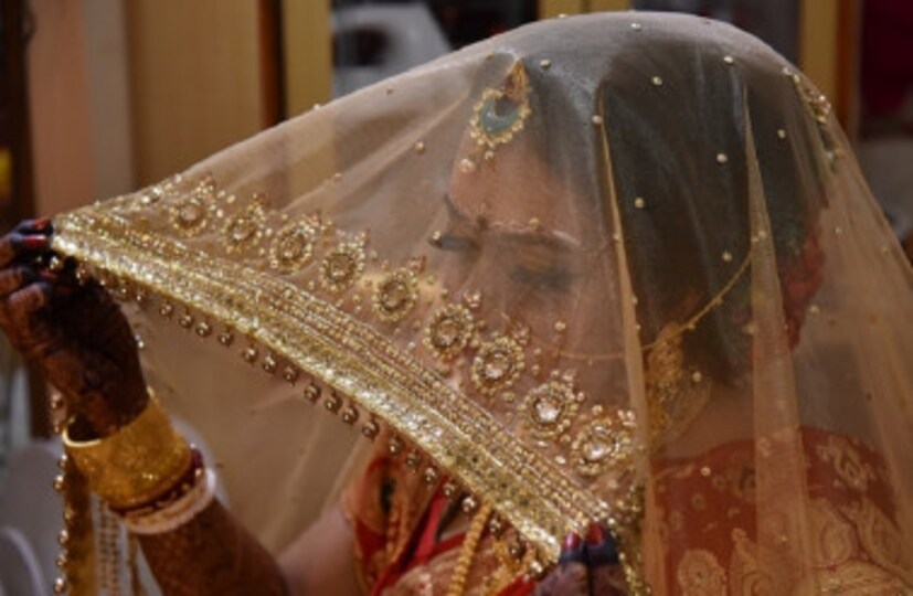 অল্প বয়সে বিয়ে পরকীয়া সম্পর্কে জড়ানোর অন্যতম কারণ । অল্প বয়সের প্রেমে যাঁরা বিয়ে করেন, তাঁদের ক্ষেত্রে পরিণত বয়সে গিয়ে পরকীয়া সম্পর্কে জড়িয়ে পড়ার প্রবণতা বেশি থাকে।