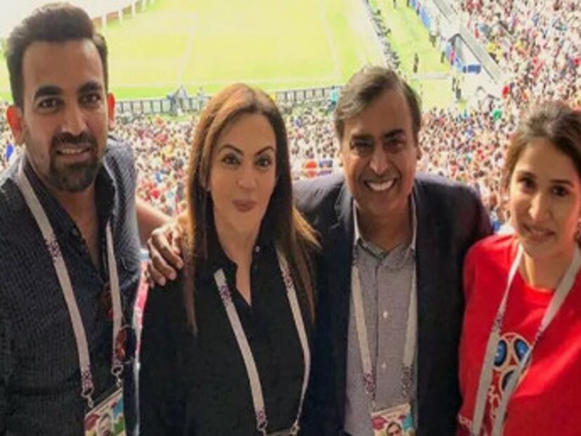 গ্যালারি থেকে অম্বানী দম্পতির সঙ্গে এই ছবিটি পোস্ট করেন জাহির খান ।