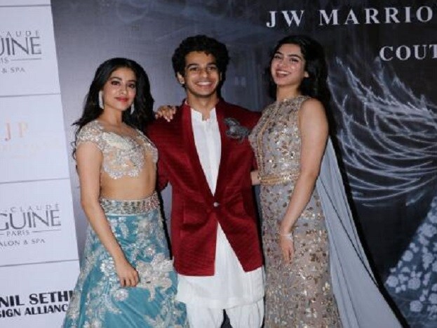 অনস্ক্রিনে ধড়কের জুটি মন কেড়েছে , এখন অফ স্ক্রিনেও একসঙ্গে দেখা যাচ্ছে এঁদেরকে৷ মণীষ মালহোত্রা শো তে বোন খুশিকে নিয়ে একফ্রেমে জাহ্ণবী ও ইশান ৷ (Image: Viral Bhayani) অনস্ক্রিনে ধড়কের জুটি মন কেড়েছে , এখন অফ স্ক্রিনেও একসঙ্গে দেখা যাচ্ছে এঁদেরকে৷ মণীষ মালহোত্রা শো তে বোন খুশিকে নিয়ে একফ্রেমে জাহ্ণবী ও ইশান ৷ (Image: Viral Bhayani)
