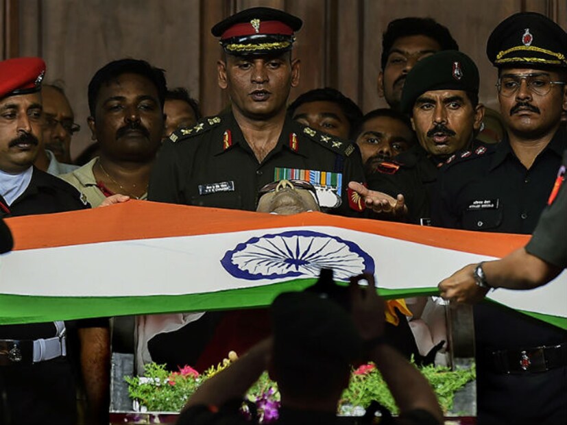 প্রয়াত হলেন তামিলনাড়ুর পাঁচবারের মুখ্যমন্ত্রী তথা ডিএমকে সভাপতি এম করুণানিধি। প্রয়াত মুখ্যমন্ত্রীর শরীর জাতীয় পতাকা  দিয়ে মুড়ে ফেলা হয়েছে। পাশে রয়েছেন পরিবারের সদস্যরা। (Image: PTI)