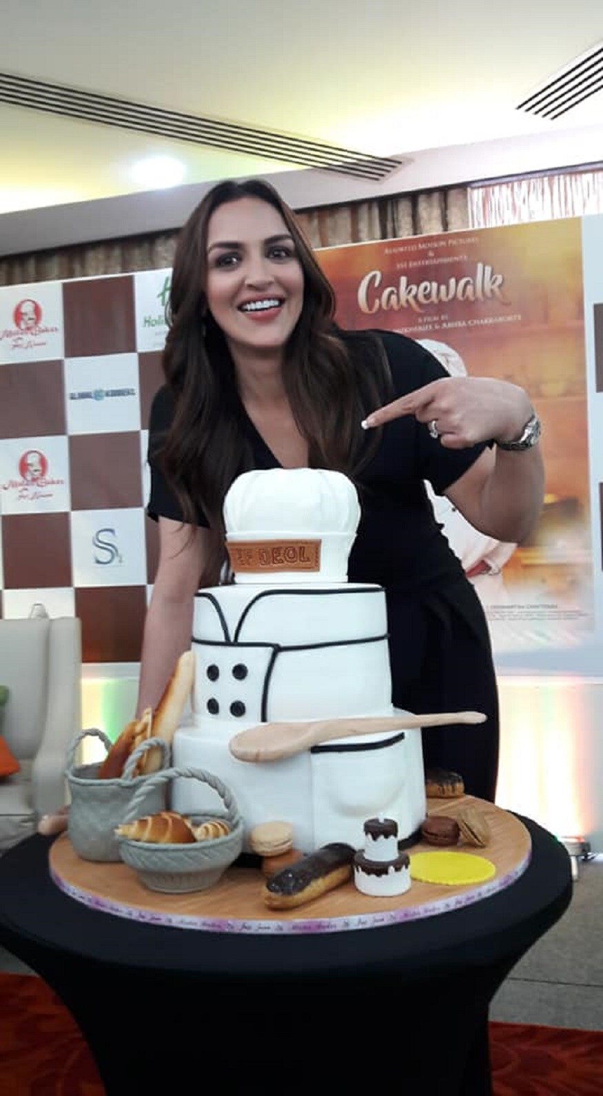 ‘কেকওয়াক’ শর্টফিল্ম দিয়ে পরিচাললায় আসছেন তিনি ৷ আর এই ছবিতেই অভিনয় করছেন এষা ৷ ছবি: ফেসবুক ৷ ‘কেকওয়াক’ শর্টফিল্ম দিয়ে পরিচাললায় আসছেন তিনি ৷ আর এই ছবিতেই অভিনয় করছেন এষা ৷ ছবি: ফেসবুক ৷