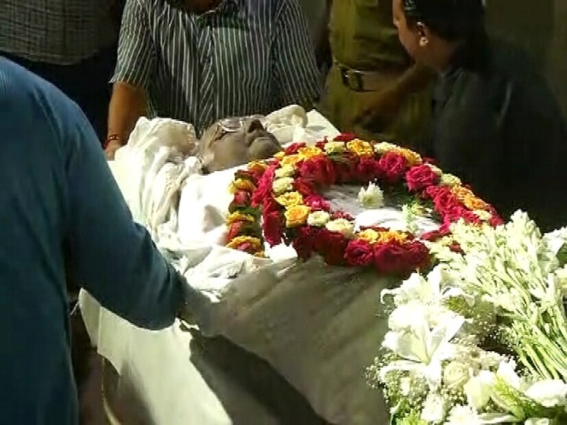 প্রয়াত লোকসভার প্রাক্তন স্পিকার তথা সিপিআইএমের প্রাক্তন সাংসদ সোমনাথ চট্যোপাধ্যায়। মৃত্যুকালে তাঁর বয়স হয়েছিল ৮৯ বছর। সোমবার সোমবার সকালে ৮:১৫ নাগাদ মিন্টো পার্কের এক বেসরকারি হাসপাতালে জীবনাবসান হয় তাঁর।