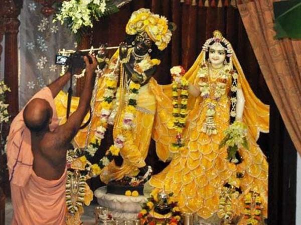 নতুন করে সাজিয়ে তুলুন কৃষ্ণ মূর্তিকে ৷ পরান নতুন পোশাক, গয়না ৷ কৃষ্ণকে ভোগ দিন মাখন, মিছরি ৷ নতুন করে সাজিয়ে তুলুন কৃষ্ণ মূর্তিকে ৷ পরান নতুন পোশাক, গয়না ৷ কৃষ্ণকে ভোগ দিন মাখন, মিছরি ৷