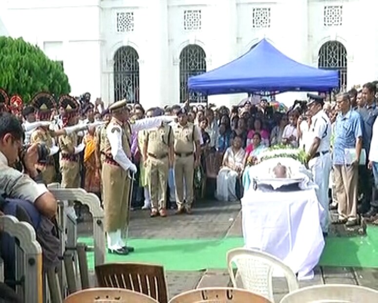 17র্ণ রাষ্ট্রীয় মর্যাদায় সোমনাথ চট্টোপাধ্যায়কে শেষ বিদায় দেওয়ার কথা ঘোষণা করেছেন মুখ্যমন্ত্রী মমতা বন্দ্যোপাধ্যায় ৷ গান স্যালুট দিয়ে শেষ শ্রদ্ধা জানানো হয় প্রয়াত নেতাকে ৷