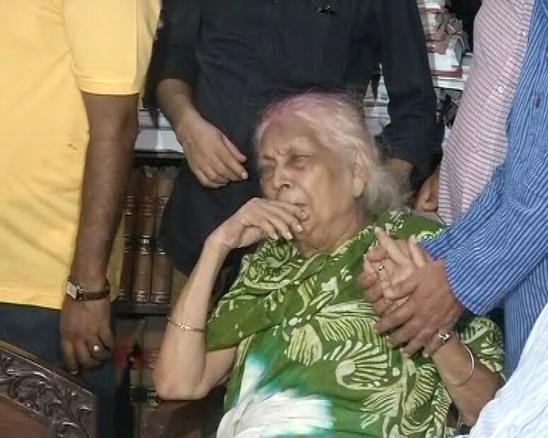 হাসপাতাল থেকে বার করে প্রথমে নিয়ে যাওয়া হয় কলকাতা হাইকোর্টে। সেখানে আইনজীবীরা তাঁকে শ্রদ্ধা জানাবেন। এরপর সোয়া একটা নাগাদ হাইকোর্ট থেকে মরদেহ নিয়ে যাওয়া হবে বিধানসভা ভবনে। সেখানে সিপিআইএম সহ বিভিন্ন দলের নেতা ও নেত্রীরা শ্রদ্ধাজ্ঞাপন করবেন ৷ 