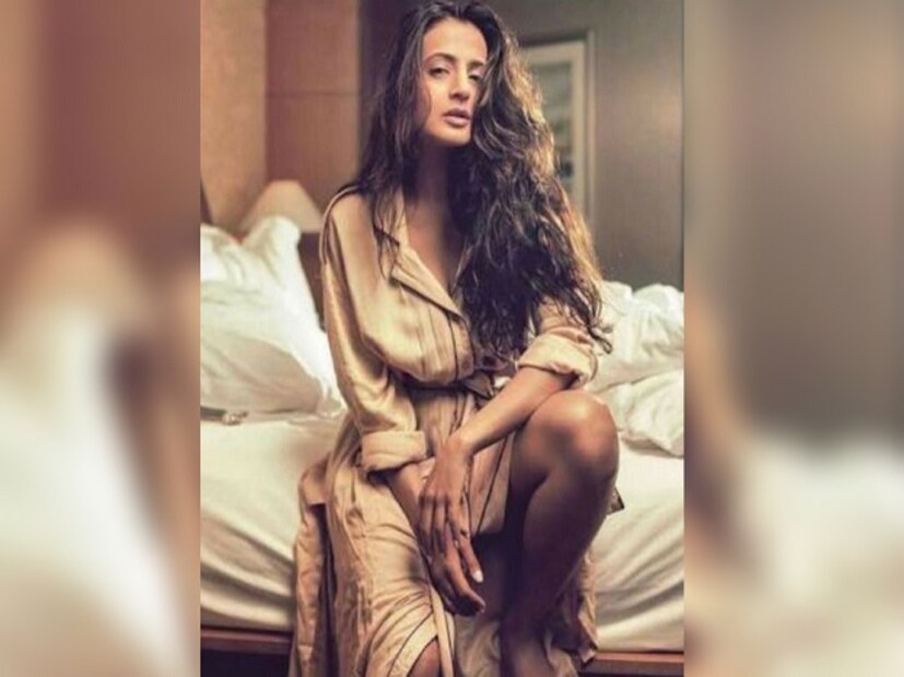 ইন্ডাস্ট্রি নির্বিশেষে অভিনেত্রীদের ট্রোল হওয়ার ঘটনা নতুন কিছু নয় । সেই তালিকায় রয়েছে অমিশা প্যাটেলের নামও । বড় পর্দায় এখন তাঁকে দেখা না গেলেও লাইম লাইটে তিনি থাকবেনই । সোশ্যাল মিডিয়ায় বিশেষ করে ইনস্টাগ্রামে তিনি রীতিমত সক্রিয় । কিন্তু সেই ইনস্টাগ্রামেই নিজের ছবি পোস্ট করে ট্রোলড হতে হল 'কহো না পেয়ার হ্যায়' খ্যাত অভিনেত্রীকে ।