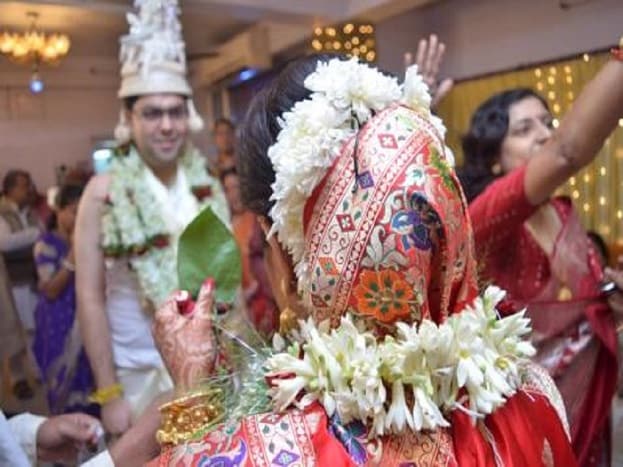 এক নয়, দুই নয়, তিন নয়, সাত সাতটি পাকে বাঁধা পড়ে এক সঙ্গে সাত জন্ম কাটানোর প্রতিশ্রুতি ৷ সমাজকে সাক্ষী রেখে জন্ম জন্মান্তরের সঙ্গী হওয়ার সামাজিক পদ্ধতির নামই বিবাহ বা বিয়ে ৷ বিয়ের বেশ কিছু সামাজিক নিয়মের মধ্যে অন্যতম খই পোড়ানো ৷ কেনই বা বিয়ের বিভিন্ন নিয়মের মধ্যে অন্যতম গুরুত্বপূর্ণ নিয়ম খই আসুন দেখে নেওয়া যাক ৷ ছবি সংগৃহীত ৷ এক নয়, দুই নয়, তিন নয়, সাত সাতটি পাকে বাঁধা পড়ে এক সঙ্গে সাত জন্ম কাটানোর প্রতিশ্রুতি ৷ সমাজকে সাক্ষী রেখে জন্ম জন্মান্তরের সঙ্গী হওয়ার সামাজিক পদ্ধতির নামই বিবাহ বা বিয়ে ৷ বিয়ের বেশ কিছু সামাজিক নিয়মের মধ্যে অন্যতম খই পোড়ানো ৷ কেনই বা বিয়ের বিভিন্ন নিয়মের মধ্যে অন্যতম গুরুত্বপূর্ণ নিয়ম খই আসুন দেখে নেওয়া যাক ৷ ছবি সংগৃহীত ৷