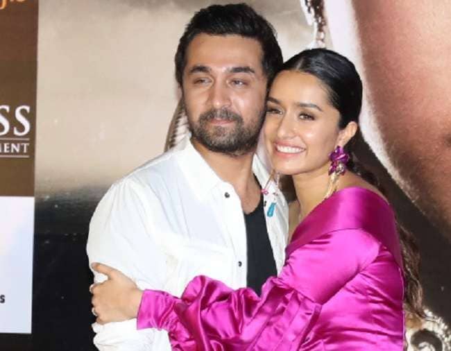 তালিকায় রয়েছেন শক্তি কাপুরের ছেলে, শ্রদ্ধা কাপুরের দাদা সিদ্ধান্ত কাপুরও। তবে স্টার কিড- দের কাস্ট করা নিয়ে বিতর্কও কিছু কম নেই! অনেকেই বলছেন-- রোজ হাজার খানেক নতুন ছেলেমেয়ে অডিশন দেন। অথচ শেষপর্যন্ত বেছে নেওয়া হয় স্টার কিড- দেরকেই। বাবা মায়েদের পরিশ্রমের ফল? নাকি নেপোটিজম?Photo Source: Collected তালিকায় রয়েছেন শক্তি কাপুরের ছেলে, শ্রদ্ধা কাপুরের দাদা সিদ্ধান্ত কাপুরও। তবে স্টার কিড- দের কাস্ট করা নিয়ে বিতর্কও কিছু কম নেই! অনেকেই বলছেন-- রোজ হাজার খানেক নতুন ছেলেমেয়ে অডিশন দেন। অথচ শেষপর্যন্ত বেছে নেওয়া হয় স্টার কিড- দেরকেই। বাবা মায়েদের পরিশ্রমের ফল? নাকি নেপোটিজম?Photo Source: Collected
