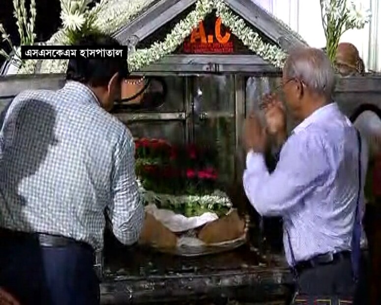 দীর্ঘদিন ধরেই বার্ধক্যজনিত নানা শারীরিক সমস্যায় ভুগছিলেন সোমনাথ চট্টোপাধ্যায়। প্রবল শ্বাসকষ্ট নিয়ে বৃহস্পতিবার রাতে তাঁকে হাসপাতালে ভর্তি করা হয়। শুরু হয় ডায়ালিসিস। ভেন্টিলেশনে রাখা হয়েছিল তাঁকে। রবিবার ফের হৃদরোগে আক্রান্ত হন। রক্তে অক্সিজেনের মাত্রা কমে যায়। ফুসফুস ও কিডনির অবস্থাও খারাপ হতে থাকে। পেসমেকার বসিয়ে অবস্থা সামাল দেওয়ার চেষ্টা হয়। তবু শেষরক্ষা হয়নি। সোমবার সকালে আর ডায়ালিসিস করা যায়নি। ফের হৃদরোগে আক্রান্ত হন তিনি। তারপরই সব শেষ।