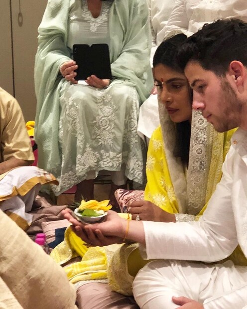শনিবার পরিবার ও কিছু নিকট বন্ধুর উপস্থিতিতে রোকা হয়ে গেল নিক -প্রিয়ঙ্কার ৷ অনুষ্ঠান হয় প্রিয়াঙ্কার বাংলোয় ৷ Image Courtesy: Viral Bhayani