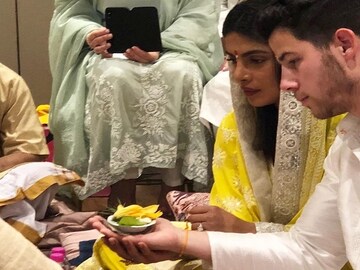 5 কোটির গাড়িতে হবু বর নিককে শহর ঘোরালেন প্রিয়াঙ্কা 5 কোটির গাড়িতে হবু বর নিককে শহর ঘোরালেন প্রিয়াঙ্কা