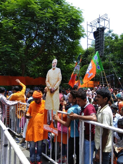 শুধু অমিত শাহ নয়৷ প্রধানমন্ত্রী নরেন্দ্র মোদিরও কাট-আউট হাতে সমর্থকরা৷ -- নিজস্ব চিত্র