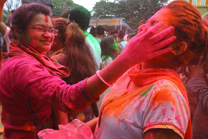  হিন্দিতে একটি কথা আছে ষোলাশৃঙ্গার, অর্থাৎ ১৬টি নারীর ভূষণ যার মধ্যে সিঁদুর অন্যতম অলঙ্কার ৷ এতে বিবাহিত মহিলাদের মনের জোর বাড়ে ৷ অবশ্য বিশ্বাসে মিলায় বস্তু তর্কে বহুদূর ৷ ছবি সংগৃহীত ৷