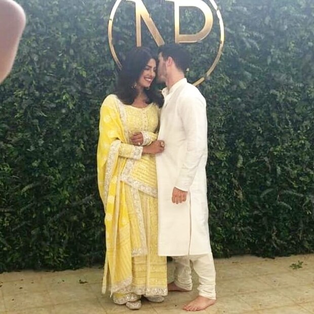প্রিয়াঙ্কা-নিক...দু'জনেই ফ্যাশনিস্তা! রোকার সময়ে প্রিয়াঙ্কা বেছেছিলেন হলুদ শিফনে লখনউ কাজের কুর্তি । আইভরি কালারের কুর্তা-তে নিক পুরো 'দেশি দামাত'! Photo Source: Collected