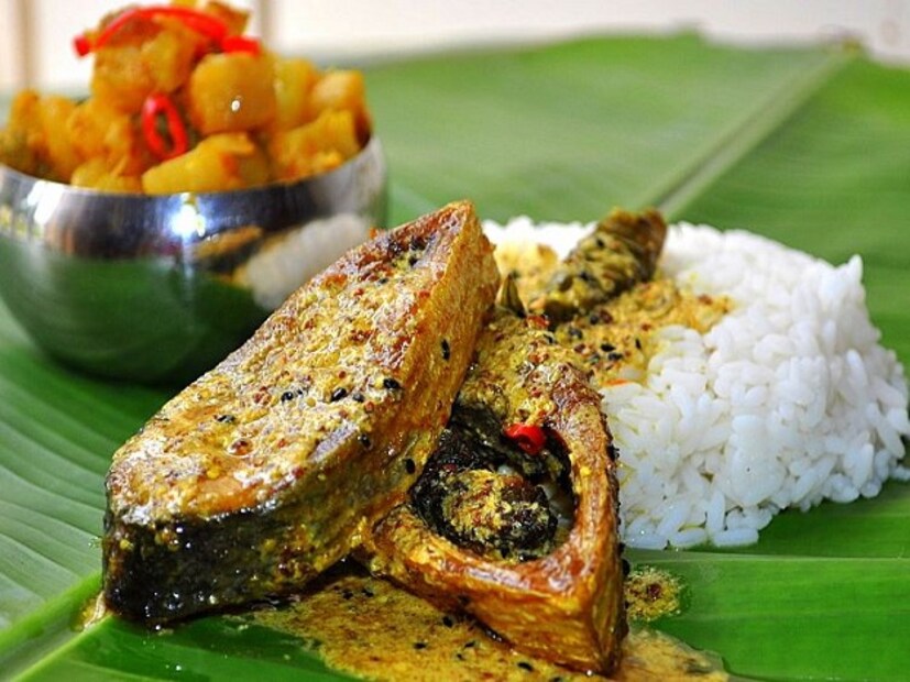 বাজারে ইলিশ মাছ ভরপুর ৷ আর আপনিও রোজ ভাতের পাতে ইলিশের রসনায় ডুব দিচ্ছেন৷ আর ঠিক এমন সময়ই গলায় আটকে গেল কাঁটা ! তারপর তা নিয়ে নানা অস্বস্তি৷ গলা থেকে কাঁটা বের করতে কত না হুজ্জতি৷ কলা খেলেন, শুকনো ভাত খেলেন ৷ কিন্তু লাভ কিছুই হল না ৷ বলি কি নিচে লেখা উপায় গুলো একবার ট্রাই করুন ৷ দেখবেন গলায় আটকানো মাছের কাঁটা দিব্যি দূর হবে! Photo Collected 