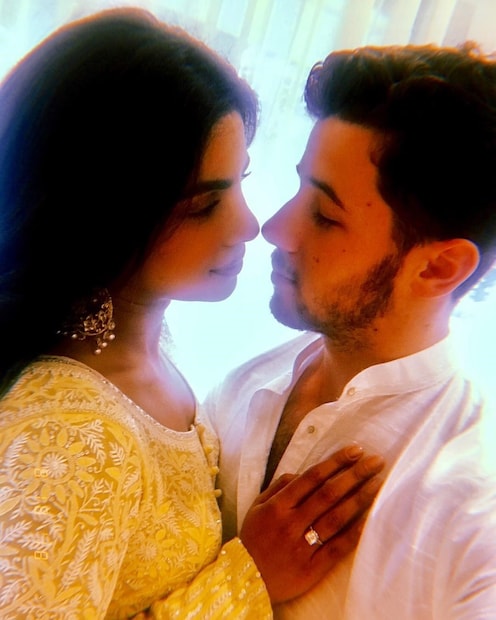 যাবতীয় গুঞ্জনের অবসান ঘটিয়ে শনিবারই আমেরিকান পপ গায়ক নিক জোনাসের সঙ্গে অফিসিয়ালি সম্পর্কের কথা জানিয়ে দিলেন প্রিয়াঙ্কা চোপড়া ৷ ছবি: ইনস্টাগ্রাম ৷
