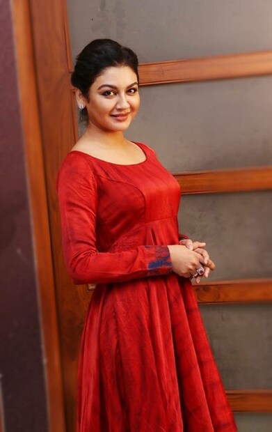চন্দ্রাণীর ডিজাইন করা পোশাকে প্রতিবারই এক্কেবারে অন্যভাবে ধরা দেন জয়া ৷ ঢালিউড এবং টলিউড, দু’জায়গাতেই সমানতালে কাজ করে চলেছেন এই অভিনেত্রী ৷ ছবি সৌজন্যে:চন্দ্রাণী সিং ফ্লোরা ৷