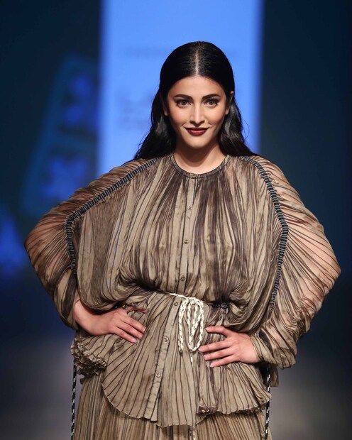 এদিন প্রথম ফ্যাশন শোতেই সাক্ষা ও কিন্নির পোশাক পরে র‍্যাম্পে স্নিগ্ধতা ছড়িয়ে দেন  শ্রুতি হাসান। (Image: Instagram)