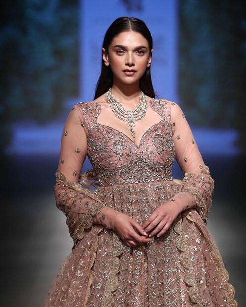 র‍্যাম্প মাতালেন অদিতি রাও হায়দারি (Image: Instagram)