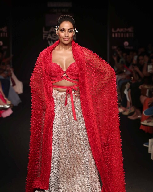 রেড আউটফিটে শো-স্টপার বিপাশা বসু (Image: Instagram)
