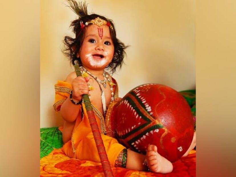 জন্মাষ্টমী উত্তর ভারতের অন্যতম জনপ্রিয় ধর্মীয় উদযাপন ৷ বাংলাতেও এর জনপ্রিয়তা তুঙ্গে ৷ বিভিন্ন হিন্দু বাড়িতে এই দিনে শ্রীকৃষ্ণের আবিভার্বের উদযাপন হয় ৷ Photo- Collected