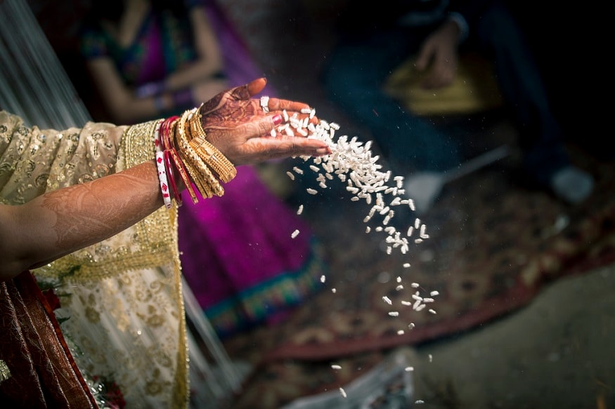 খই পোড়ানো অর্থাৎ লজ্জা মৃত্যু ঘটানো ৷ বাবা, মা, আত্মীয়স্বজন পাড়া প্রতিবেশী সহ সবার সামনে একজন অচেনা পুরুষ এক অচেনা নারীকে প্রথম জড়িয়ে ধরে ৷ সেখানে নারীরও সম্মতি থাকে ৷ ছবি সংগৃহীত ৷ খই পোড়ানো অর্থাৎ লজ্জা মৃত্যু ঘটানো ৷ বাবা, মা, আত্মীয়স্বজন পাড়া প্রতিবেশী সহ সবার সামনে একজন অচেনা পুরুষ এক অচেনা নারীকে প্রথম জড়িয়ে ধরে ৷ সেখানে নারীরও সম্মতি থাকে ৷ ছবি সংগৃহীত ৷