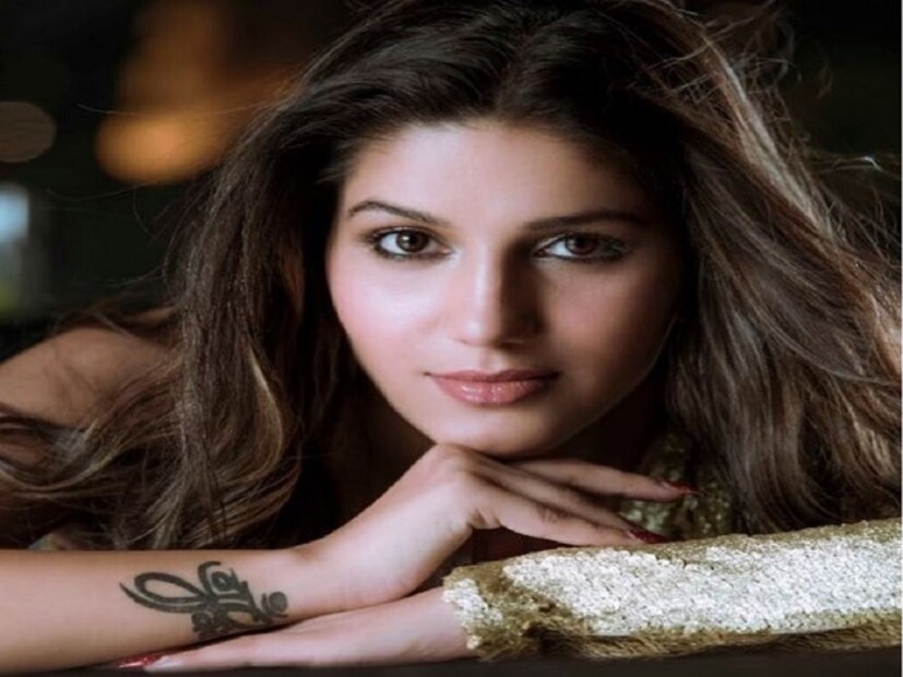 বিগবস ১১ তে স্বপ্না চৌধুরী খুব কমই কথা বলেছেন, চুপচাপ থেকেছেন ৷ বিগবসের শএষ হওয়ার পরেই সবাত চর্চায় উঠে এসেছেন তিনি ৷ ভোজপুরী ও পঞ্জাবি চলচ্চিত্রের পরিচিত মুখ ৷ বর্তমানে তিনি চর্চার কেন্দ্রবিন্দুতে একটি ব্রাইডাল ফটো শুটকে নিয়েই ৷ আপনিও দেখে নিন কেমন লাগছে স্বপ্নী চৌধুরীকে ৷ ছবি সংগৃহীত ৷ 