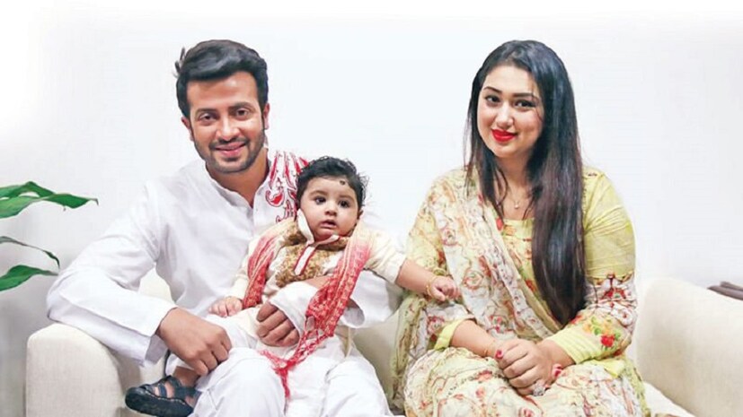 অন্যদিকে, অপু বিশ্বাসের সঙ্গে সম্পর্ক ভেঙেছে শাকিবের ৷ এরপর তিনি বাংলাদেশি নায়িকা বুবলীর সঙ্গে শাকিব খান  সম্পর্কে জড়িয়েছেন বলে গুঞ্জন ছড়িয়েছিল ৷ তবে এখনও শোনা যাচ্ছে অন্য কথা ৷ ছবি: ইনস্টাগ্রাম ৷