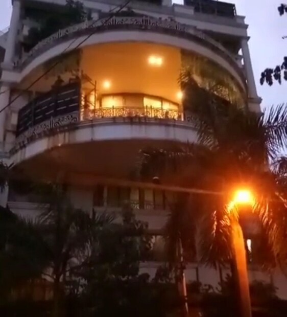 সেই অনুষ্ঠানের তোড়জোর  শুরু হয়েছে বেশ কয়েকদিন ধরেই ৷ গতকাল সন্ধ্যা থেকেই ফুল দিয়ে বাড়িটি সাজানো শুরু হয়েছে ৷ ছবি: ইনস্টাগ্রাম ৷