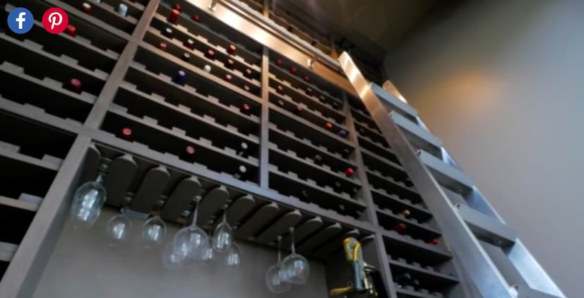 দোতলায় একটি ওয়াইন রুম রয়েছে। ওয়াইন ভারী পছন্দ বিবার ও তার বান্ধবী বল্ডউইনের। সেই অনুযায়ী অন্দরসজ্জা তৈরি হয়েছে। ছবি: রেগো রিয়্যালিটির ওয়েবসাইটের সৌজন্যে ৷ 