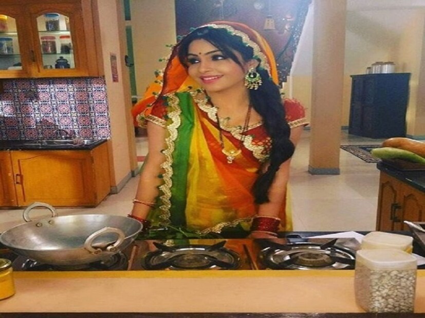 এতদিন ভাবীজিকে শাড়িতে দেখেছেন ৷ শাড়ি পড়ে নানান অলঙ্কারে তিনি সজ্জিত এই রকমের সাজেই ভাবীজিকে দেখে অভ্যস্থ আমরা ৷ তবে এখনকার ভাবীজির সোশ্যাল মিডিয়া তোলপাড় করা ছবি আর এক্সপ্রেশন দেখলে আপনিও চমকে যাবেন ৷ ছবি সংগৃহীত ৷