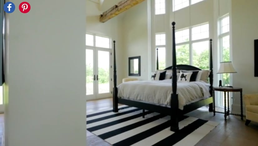 বিবারের সবচেয়ে পছন্দের রং সাদা। সেই রঙই তিনি ব্যবহার করেছেন কিচেন কাম ডাইনিং হলটিতে। ছবি: রেগো রিয়্যালিটির ওয়েবসাইটের সৌজন্যে ৷