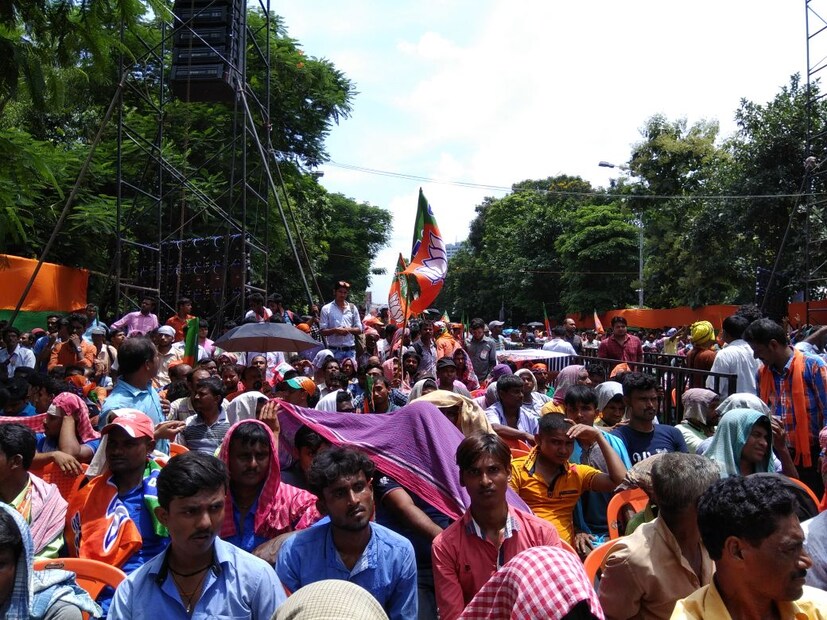 মেয়ো রোডে সভা ঘিরে জমায়েত৷ হাতে দলীয় পতাকা হাতে বিজেপি সমর্থকরা৷ -- নিজস্ব চিত্র