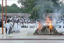অটল বিহারী বাজপেয়ীর পার্থিব শরীরে মুখাগ্নি করলেন কন্যা নমিতা অটল বিহারী বাজপেয়ীর পার্থিব শরীরে মুখাগ্নি করলেন কন্যা নমিতা