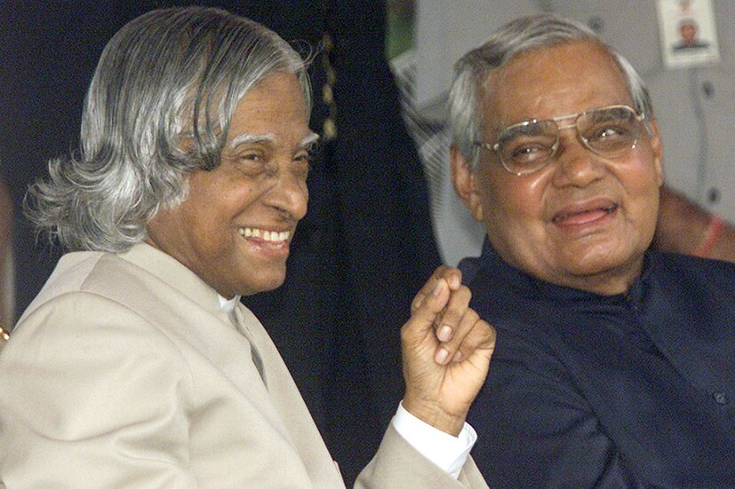 প্রাক্তন রাষ্ট্রপতির এ. পি. জে. আবদুল কালামের সঙ্গে বাজপেয়ী ৷ (Image: Reuters)