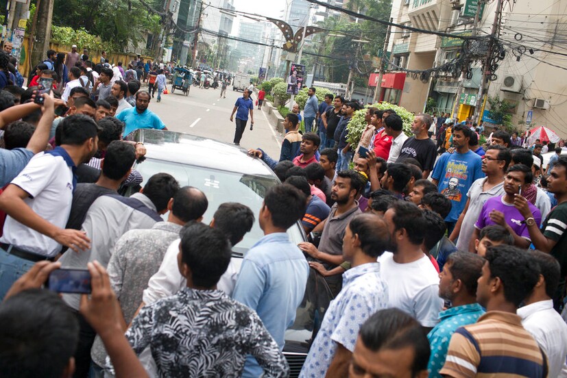 চারদিন ধরে চলা এই বিক্ষোভের পঞ্চম দিনেও পরিস্থিতি স্বাভাবিক হয়নি৷ (Image: AP)