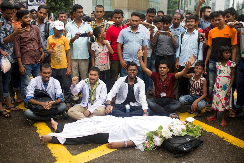 রবিবার কুর্মিটোলায় শহীদ রমিজ উদ্দিন ক্যান্টনমেন্ট কলেজের দুই শিক্ষার্থীর মৃত্যুর ঘটনায় গত চার দিন ধরেই রাজধানীতে বিভিন্ন স্কুল কলেজের শিক্ষার্থীদের বিক্ষোভ চলছে। (Image: AP)