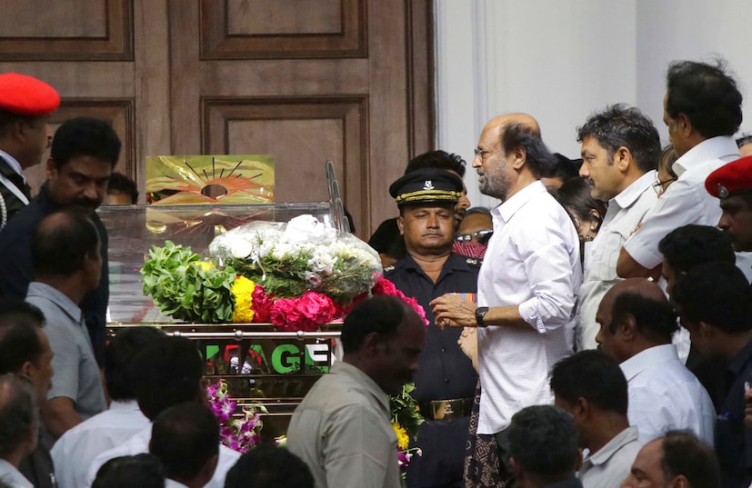 সপরিবারে  শ্রদ্ধা জানাতে হাজির হন রজনীকান্ত। (Image: AP)
