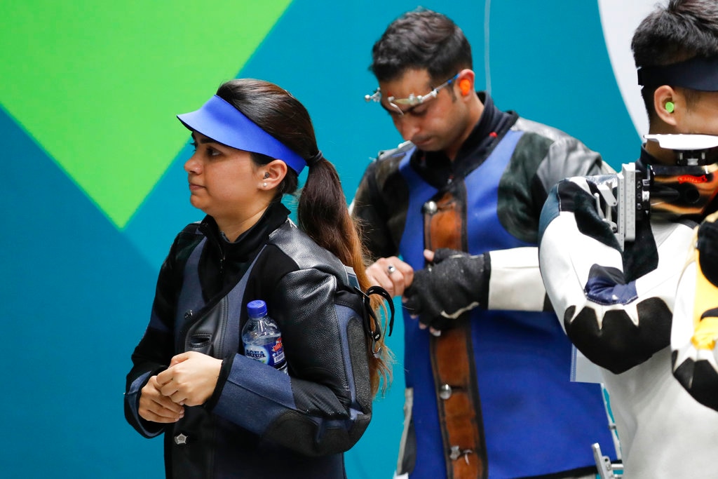 ১০ মিটার এয়ার রাইফেলের মিক্সড টিম ইভেন্টে ৮৩৫.৩ পয়েন্টে শেষ করে অপূর্বী-রবি ফাইনালে ওঠার যোগ্যতা অর্জন করেন। ফাইনালে প্রথম দশ শটের পর ১০২.৯ পয়েন্টে দুইয়ে ছিলেন তাঁরা। (Image: AP) ১০ মিটার এয়ার রাইফেলের মিক্সড টিম ইভেন্টে ৮৩৫.৩ পয়েন্টে শেষ করে অপূর্বী-রবি ফাইনালে ওঠার যোগ্যতা অর্জন করেন। ফাইনালে প্রথম দশ শটের পর ১০২.৯ পয়েন্টে দুইয়ে ছিলেন তাঁরা। (Image: AP)