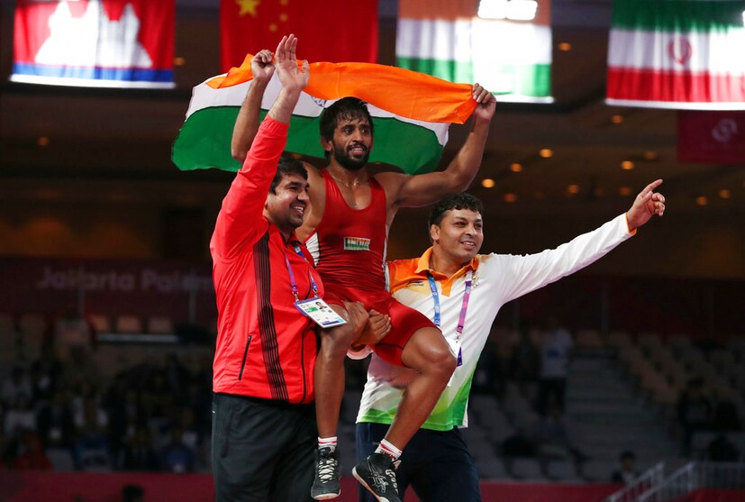 কিন্তু শেষ পর্যন্ত স্নায়ূর চাপ সামলে বাজিমাত করলেন বজরংই। ফাইনাল ম্যাচটি তিনি জিতলেন ১১-৮ পয়েন্টের ব্যবধানে। (Image: AP)