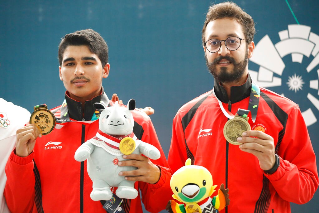 সৌরভের জয়ে এশিয়াডে ভারতের ঘরে এল তৃতীয় সোনা ৷ ভারতের নবীনতম শুটার হিসেবে সৌরভ সোনা জেতার নজির গড়লেন ৷ (Image: AP) সৌরভের জয়ে এশিয়াডে ভারতের ঘরে এল তৃতীয় সোনা ৷ ভারতের নবীনতম শুটার হিসেবে সৌরভ সোনা জেতার নজির গড়লেন ৷ (Image: AP)