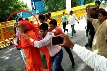 শেষ যাত্রায় বাজপেয়ী, শ্রদ্ধা জানাতে আসা স্বামী অগ্নিবেশকে বেধড়ক মারধর শেষ যাত্রায় বাজপেয়ী, শ্রদ্ধা জানাতে আসা স্বামী অগ্নিবেশকে বেধড়ক মারধর