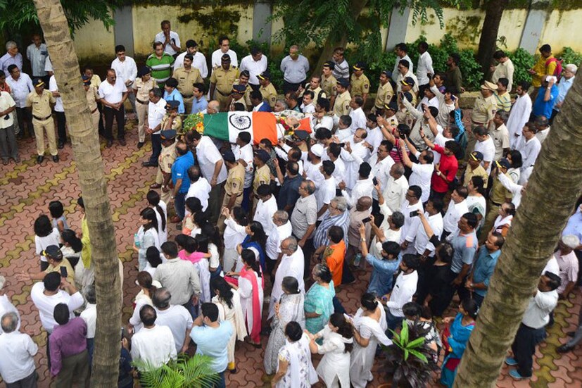 ওয়াদেকরের বাসভবন থেকে শশ্মানঘাটে নিয়ে যাওয়া হয় মৃতদেহ ৷ (Image: PTI)