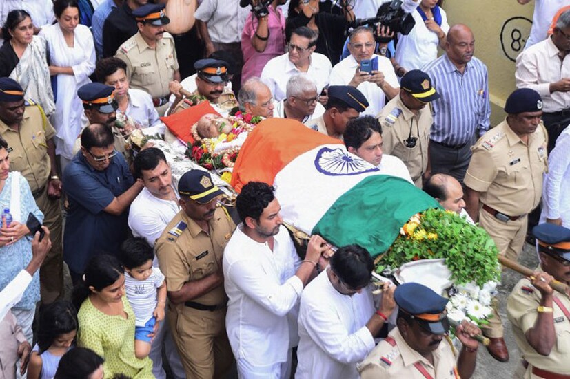 শেষ যাত্রায় আত্মীয়-পরিজনরা কাঁধে করে নিয়ে যান শবদেহ ৷ পূর্ণ রাষ্ট্রীয় মর্যাদায় সম্পন্ন হয় শেষকৃত্য ৷  (Image: PTI)