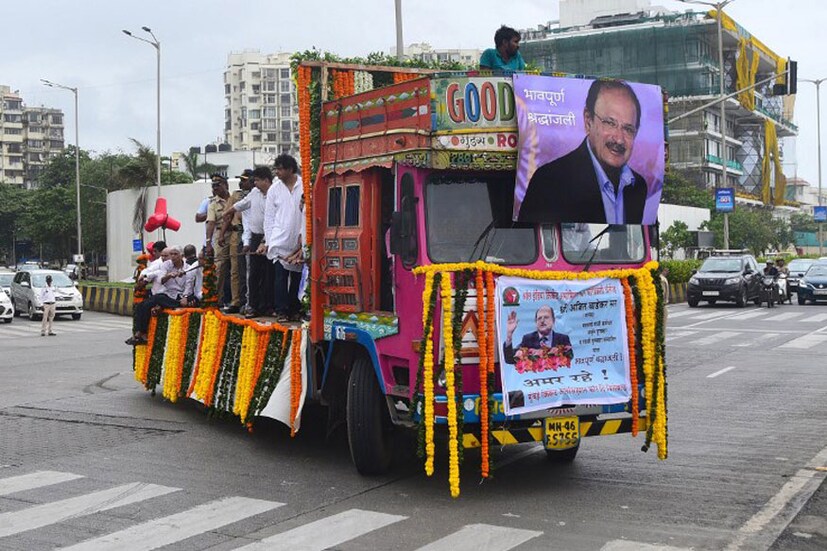 একটি ট্রাকে শবদেহ শুইয়ে শশ্মান অবধি নিয়ে যাওয়া হয় মৃতদেহ ৷ (Image: PTI)
