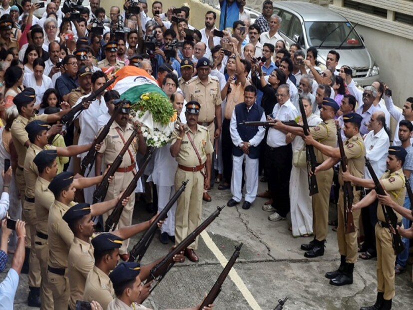 শেষ যাত্রায় ভারতের প্রাক্তন ক্রিকেটার অজিত ওয়াদেকর ৷  (Image: PTI)