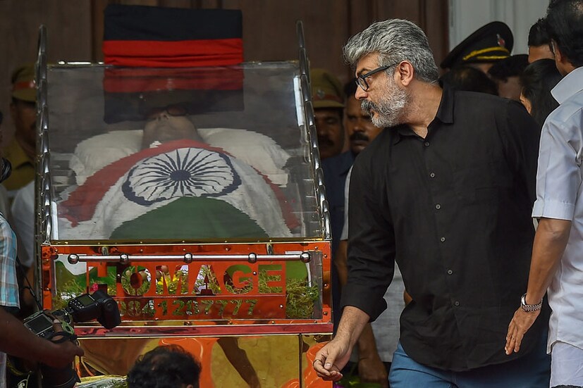 করুণানিধিকে শেষশ্রদ্ধা জানাতে হাজির হন অজিত (Image: PTI)