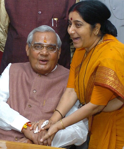 সুষমা স্বরাজ সঙ্গে অটলবিহারী বাজপেয়ী ৷ (Image: AFP)
