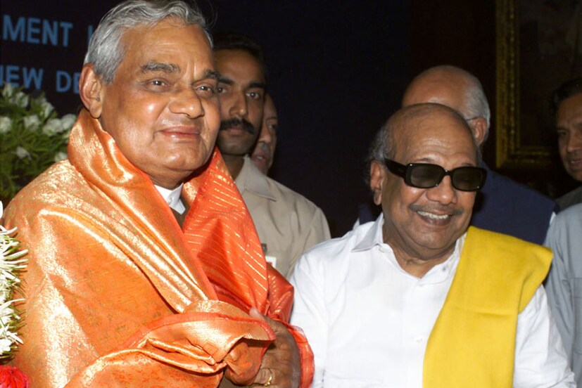 করুণানিধির সঙ্গে অটলবিহারী বাজপেয়ী ৷ (Image: Reuters)
