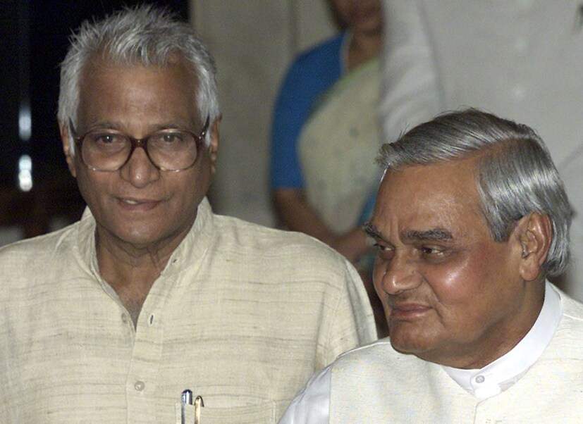 জর্জ ফার্নান্দেজের সঙ্গে বাজপেয়ী ৷  (Image: Reuters)